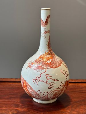 Een Chinese ijzerrood gedecoreerde en vergulde flesvormige vaas met draken en karpers, 19/20e eeuw — foto 1
