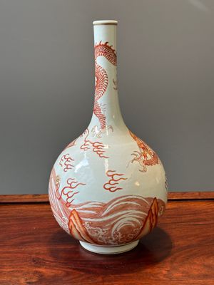 Een Chinese ijzerrood gedecoreerde en vergulde flesvormige vaas met draken en karpers, 19/20e eeuw — foto 4