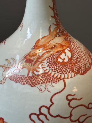 Een Chinese ijzerrood gedecoreerde en vergulde flesvormige vaas met draken en karpers, 19/20e eeuw — foto 6