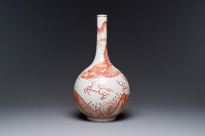 Een Chinese ijzerrood gedecoreerde en vergulde flesvormige vaas met draken en karpers, 19/20e eeuw
