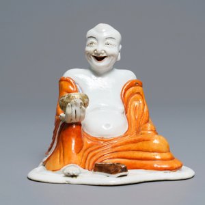 Een Chinese ijzerrood gedecoreerde figuur van een Luohan, Qianlong — foto 2