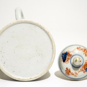 Een Chinese Imari chocoladekan met floraal decor, Qianlong — foto 7