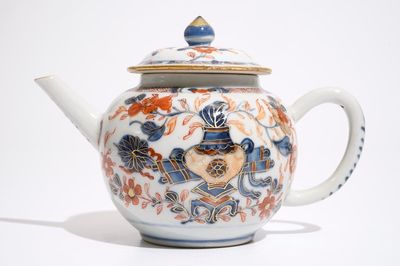 Een Chinese Imari en vergulde theepot, Qianlong