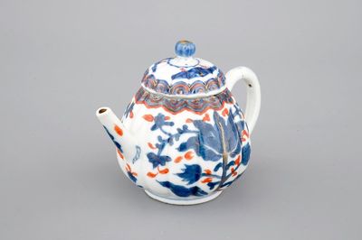 Een Chinese Imari porseleinen theepot, Kangxi, ca. 1700