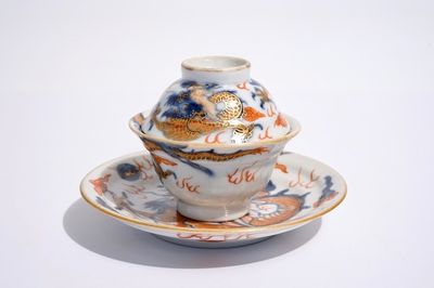 Een Chinese Imari-stijl dekselkop en schotel met draken, Kangxi