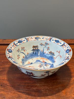 Een Chinese Imari-stijl 'klapmuts' kom met landschapsdecor, ex-collectie van August de Strerke, Kangxi — foto 1