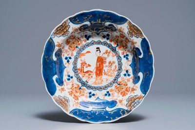 Een Chinese Imari-stijl klapmutskom met Xi Wangmu, Kangxi/Yongzheng