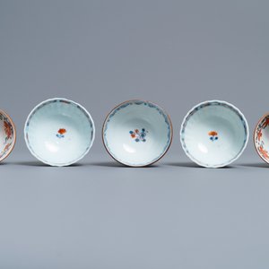 Een Chinese Imari-stijl papkom, een kroes, een kom en vijf koppen en schotels, Kangxi/Qianlong — foto 14