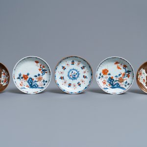 Een Chinese Imari-stijl papkom, een kroes, een kom en vijf koppen en schotels, Kangxi/Qianlong — foto 2
