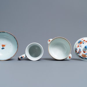 Een Chinese Imari-stijl papkom, een kroes, een kom en vijf koppen en schotels, Kangxi/Qianlong — foto 8