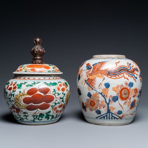 Een Chinese Imari-stijl pot en een wucai dekselkom, Kangxi en Transitie periode — foto 1
