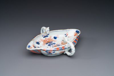 Een Chinese Imari-stijl sauskom, ex-collectie van August de Sterke, Kangxi