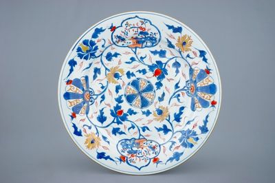 Een Chinese Imari-stijl schotel met bloemenslingers, Kangxi