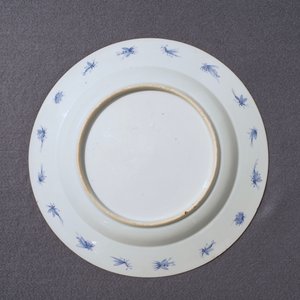 Een Chinese Imari-stijl schotel naar Cornelis Pronk, "De parasoldames", Qianlong, ca. 1736-1738 — foto 7