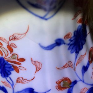 Een Chinese Imari-stijl specerijenschotel, een gelobde dekselkan en een kroes, Kangxi/Qianlong — foto 11