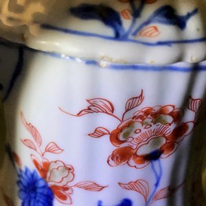 Een Chinese Imari-stijl specerijenschotel, een gelobde dekselkan en een kroes, Kangxi/Qianlong — foto 15
