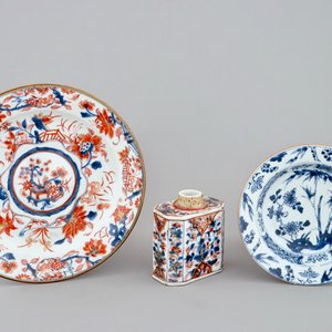 Een Chinese Imari-stijl theebus, een saladebord en een blauw-wit bord, Qianlong — foto 1