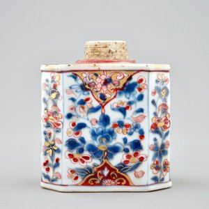 Een Chinese Imari-stijl theebus, een saladebord en een blauw-wit bord, Qianlong — foto 4