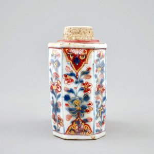 Een Chinese Imari-stijl theebus, een saladebord en een blauw-wit bord, Qianlong — foto 7