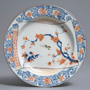 Een Chinese Imari-stijl theepot en een bord met vogel op perkamentrol, Kangxi/Yongzheng — foto 2