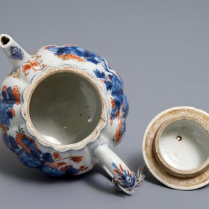 Een Chinese Imari-stijl theepot en een bord met vogel op perkamentrol, Kangxi/Yongzheng — foto 8