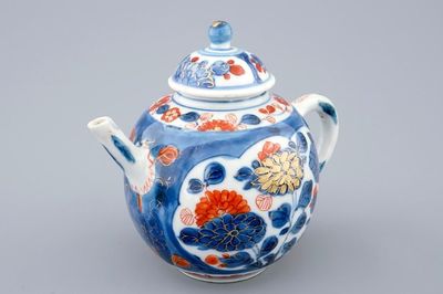 Een Chinese Imari-stijl theepot met deksel, Qianlong, 18e eeuw