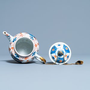 Een Chinese Imari-stijl theepot met vergulde montuur, Kangxi — foto 6