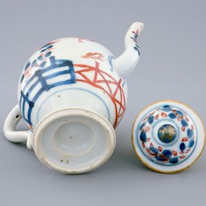 Een Chinese Imari-stijl theepot op voet, Kangxi — foto 3