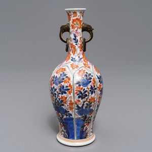 Een Chinese Imari-stijl vaas met ringoren en floraal decor, Kangxi — foto 1
