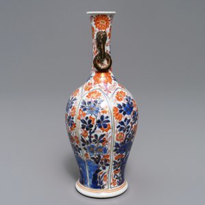 Een Chinese Imari-stijl vaas met ringoren en floraal decor, Kangxi — foto 2