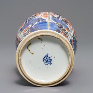 Een Chinese Imari-stijl vaas met ringoren en floraal decor, Kangxi — foto 5