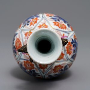 Een Chinese Imari-stijl vaas met ringoren en floraal decor, Kangxi — foto 6