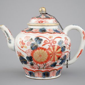 Een Chinese Imari theepot met deksel, 17/18e eeuw — foto 2