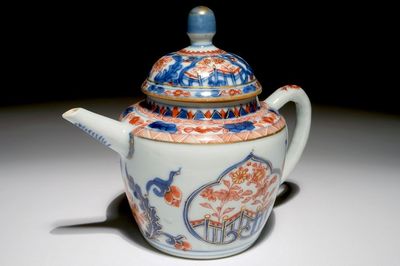 Een Chinese Imari theepot met ruyi-vormige cartouches, Kangxi