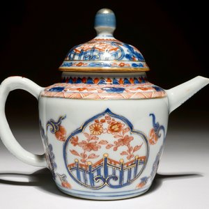 Een Chinese Imari theepot met ruyi-vormige cartouches, Kangxi — foto 4