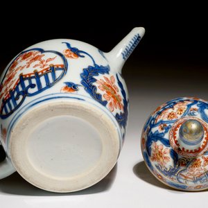 Een Chinese Imari theepot met ruyi-vormige cartouches, Kangxi — foto 7
