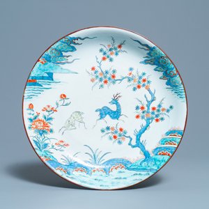 Een Chinese in Nederland beschilderde Kakiemon-stijl schotel met herten, Kangxi — foto 1