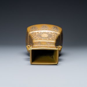Een Chinese in zilver en goud overgedecoreerde monochrome 'teadust' vaas, Qianlong merk, Republiek — foto 5