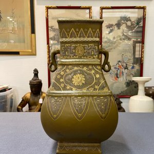 Een Chinese in zilver en goud overgedecoreerde monochrome 'teadust' vaas, Qianlong merk, Republiek — foto 7