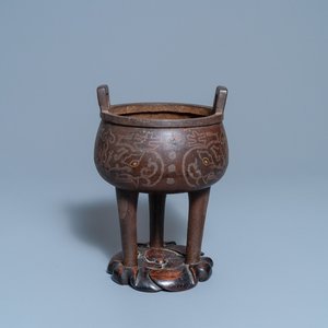 Een Chinese ingelegde bronzen driepotige wierookbrander op houten sokkel, Ming — foto 1