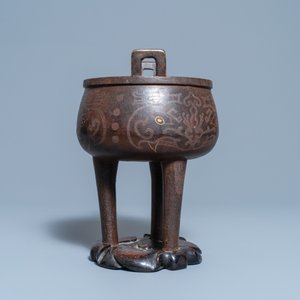 Een Chinese ingelegde bronzen driepotige wierookbrander op houten sokkel, Ming — foto 3