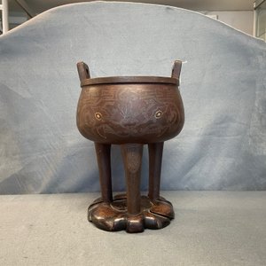 Een Chinese ingelegde bronzen driepotige wierookbrander op houten sokkel, Ming — foto 9