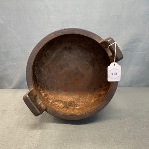 Een Chinese ingelegde bronzen driepotige wierookbrander op houten sokkel, Ming — foto 10