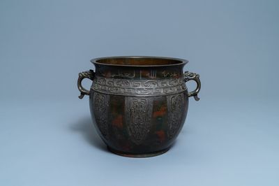 Een Chinese ingelegde bronzen jardinière met inscriptie voor de islamitische markt, 18/19e eeuw
