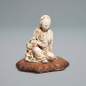 Een Chinese ingelegde zeepstenen figuur van een godheid, 17/18e eeuw — foto 1