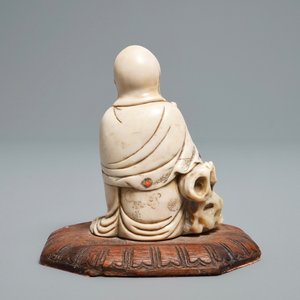 Een Chinese ingelegde zeepstenen figuur van een godheid, 17/18e eeuw — foto 4