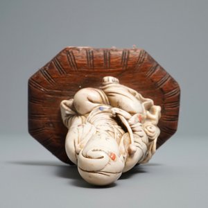 Een Chinese ingelegde zeepstenen figuur van een godheid, 17/18e eeuw — foto 6