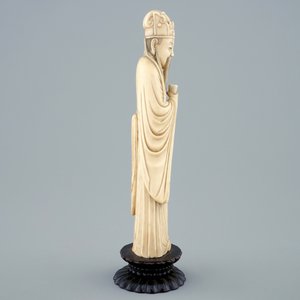 Een Chinese ivoren figuur met beker op houten lotus-sokkel, 19e eeuw — foto 3