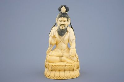 Een Chinese ivoren figuur van de zittende Boeddha, 19e eeuw