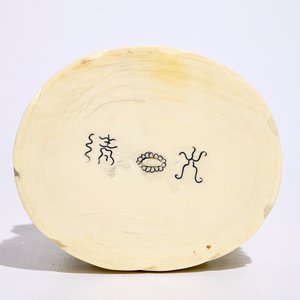 Een Chinese ivoren figuur van een fluitspelende dame op houten sokkel, begin 20e eeuw — foto 5